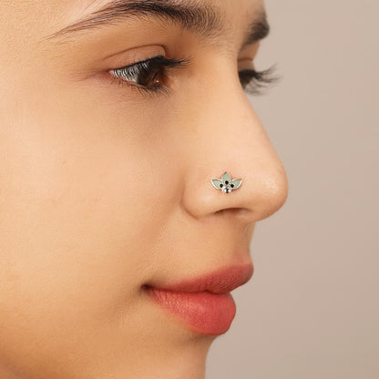 Green Enamel Three-Petal Nose Pin with Black Dots – 925 Sterling Silver