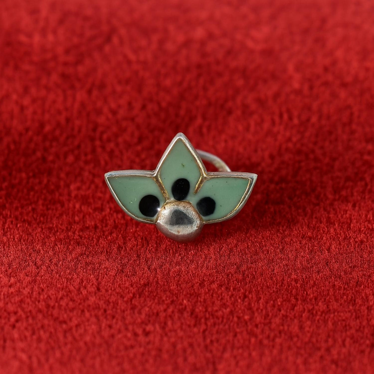 Green Enamel Three-Petal Nose Pin with Black Dots – 925 Sterling Silver