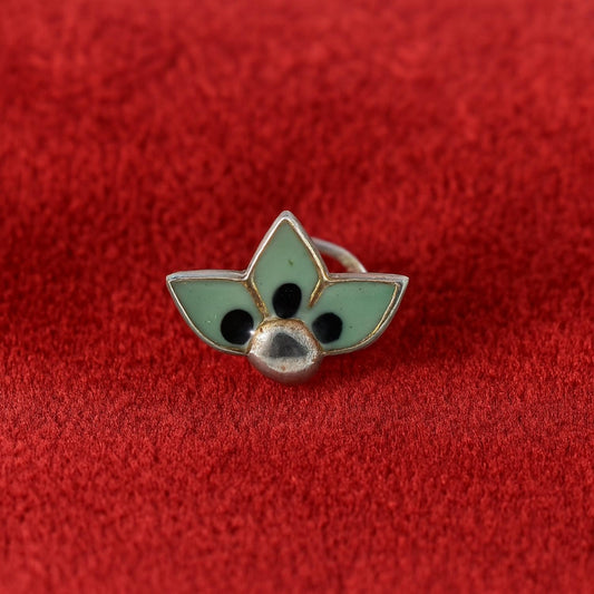 Green Enamel Three-Petal Nose Pin with Black Dots – 925 Sterling Silver