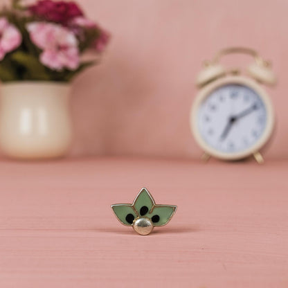 Green Enamel Three-Petal Nose Pin with Black Dots – 925 Sterling Silver