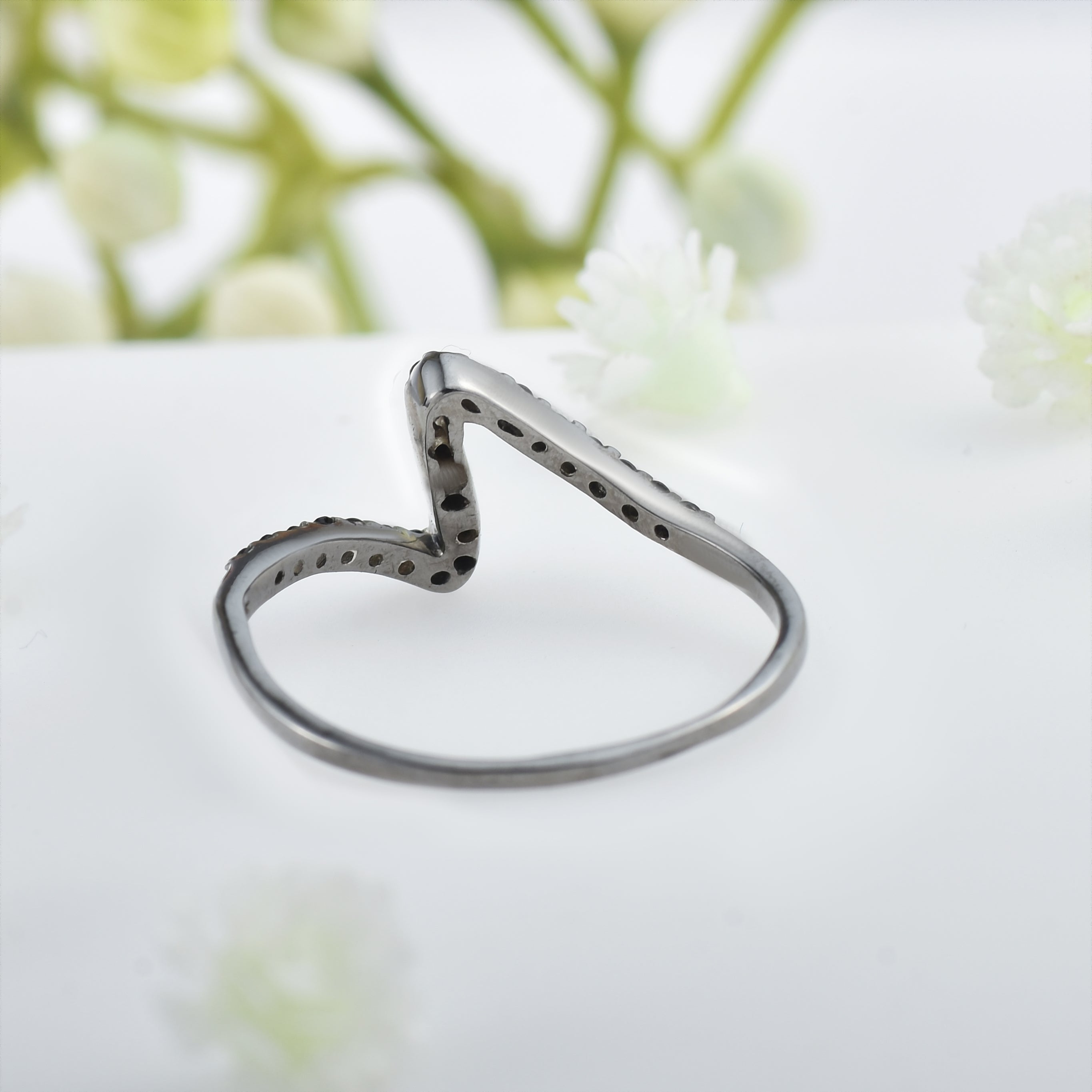 Black Spinel Round Chevron V Shape Band Ring 925 Sterling Silver