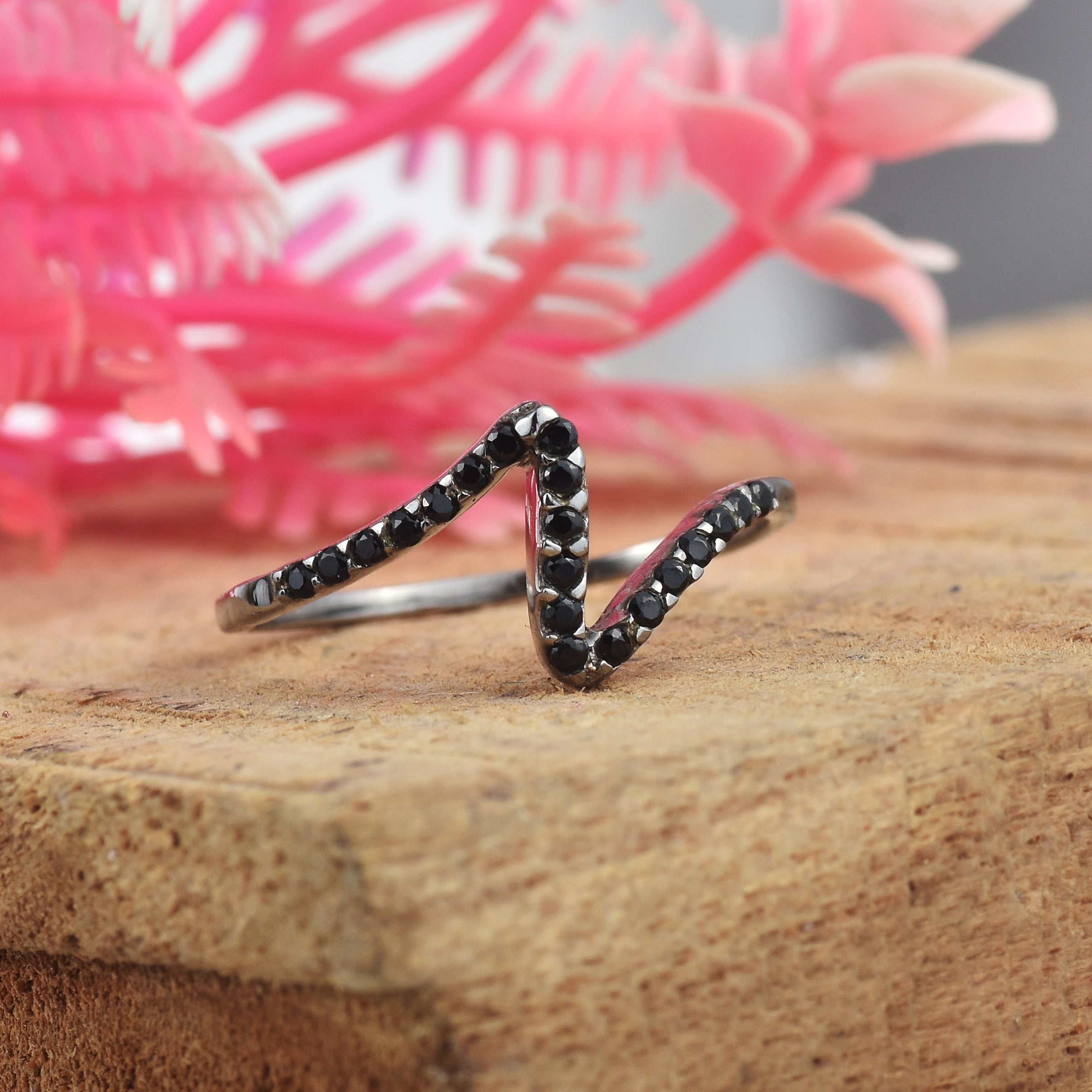 Black Spinel Round Chevron V Shape Band Ring 925 Sterling Silver